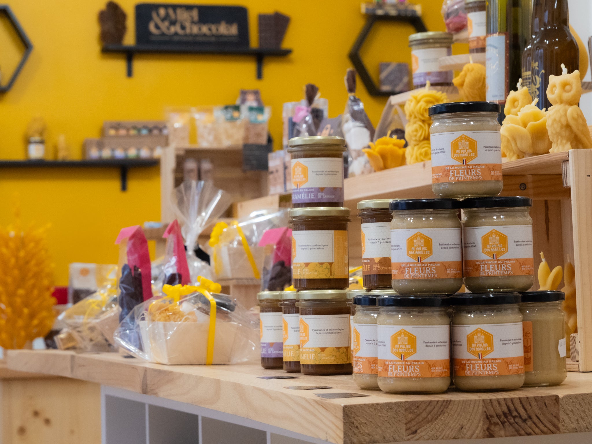 photos de miels dans la boutique miel & chocolat