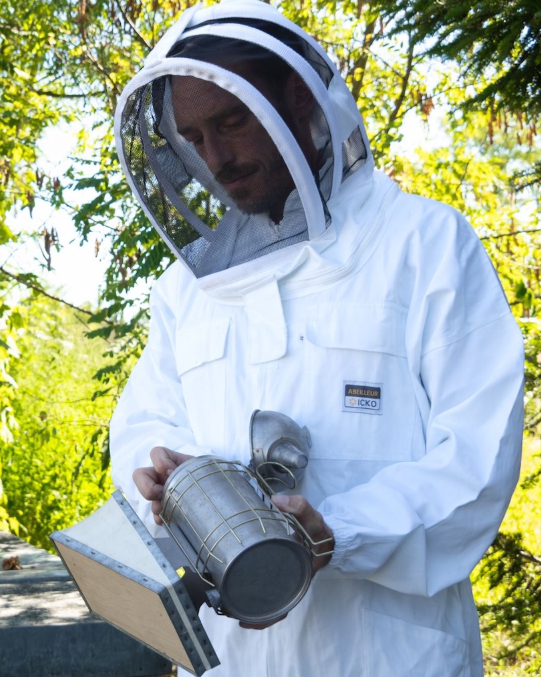 Guénolé en train de s'occuper de ses ruches